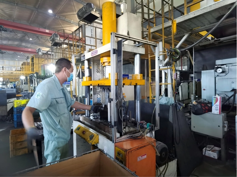 Die casting machine producing metal components
